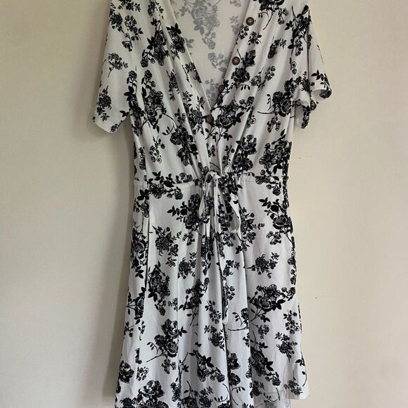 Black and White Flutter Sleeve Wrap Sundress - Picture 2 of 8